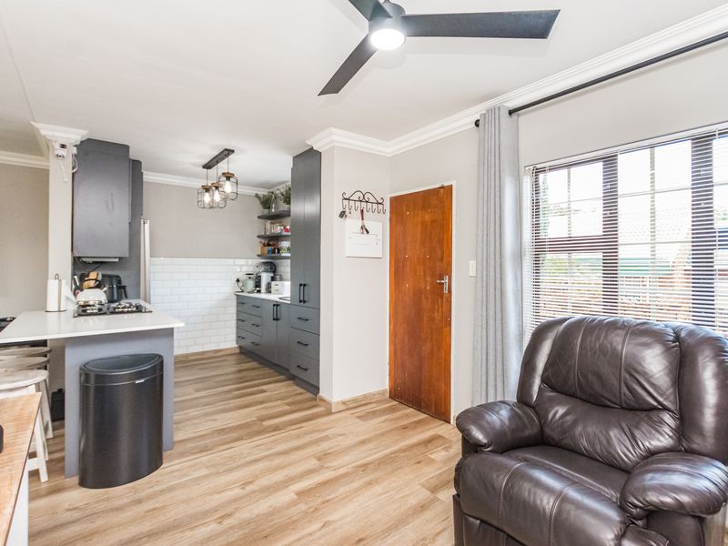 2 Bedroom renovated townhouse for sale in die Hoewes - Photo 5