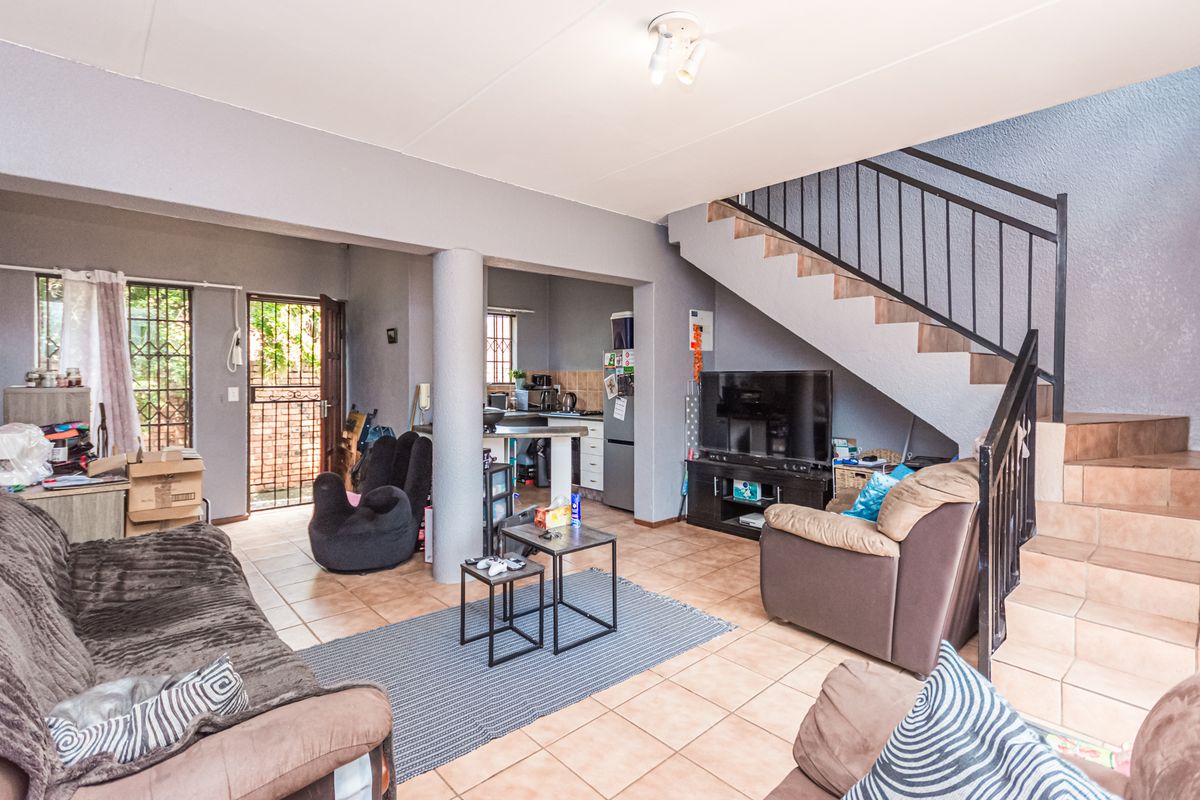 2 Bedroom Duplex for sale in die Hoewes - Photo 4