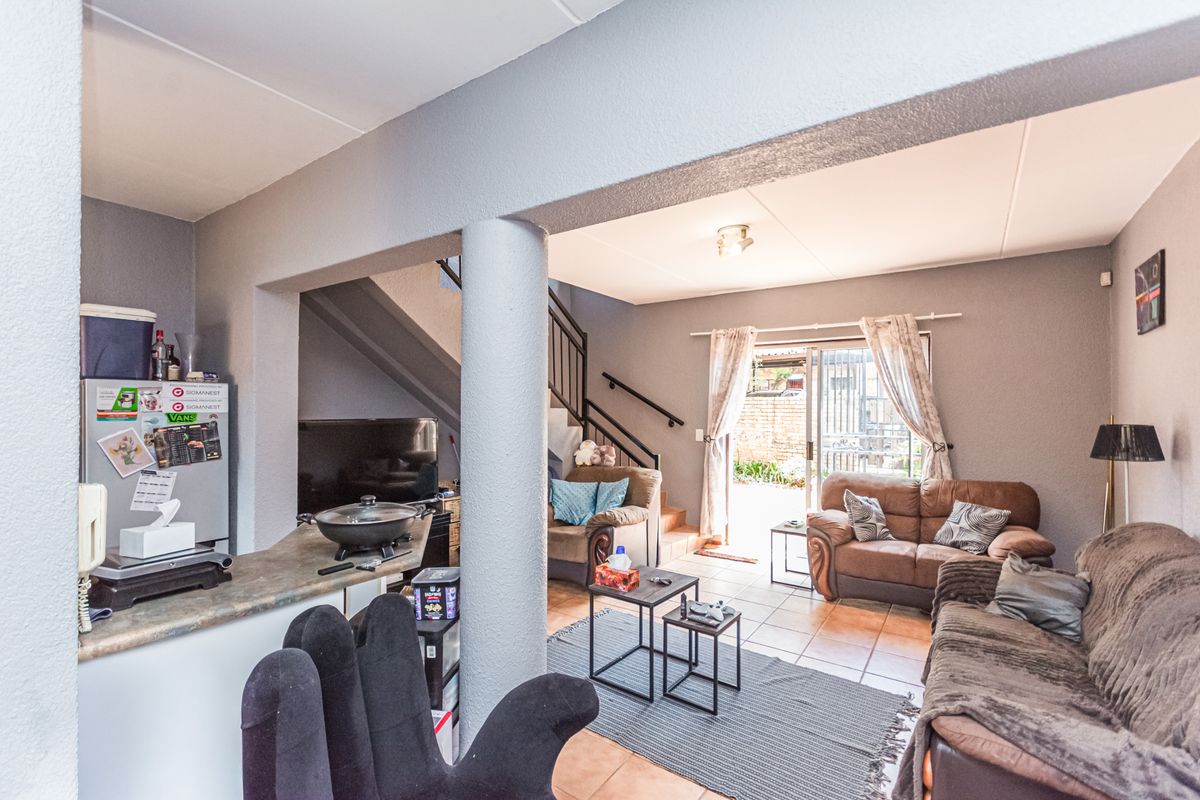 2 Bedroom Duplex for sale in die Hoewes - Photo 2