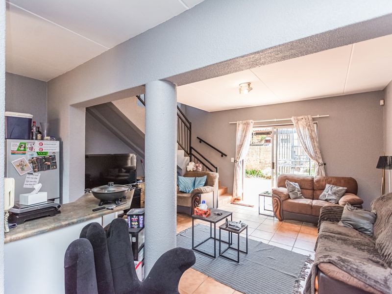 2 Bedroom Duplex for sale in die Hoewes - Photo 2