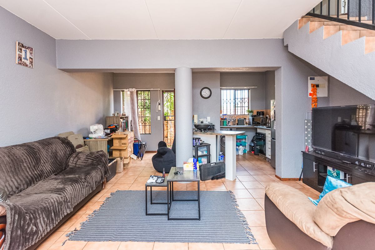 2 Bedroom Duplex for sale in die Hoewes - Photo 5