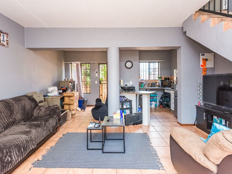 2 Bedroom Duplex for sale in die Hoewes - Photo 5