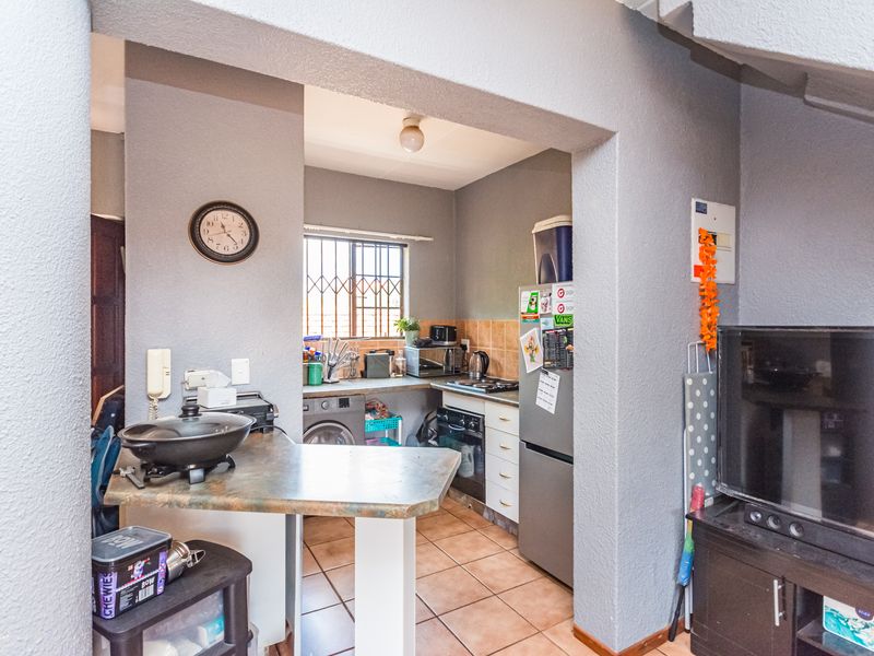 2 Bedroom Duplex for sale in die Hoewes - Photo 6