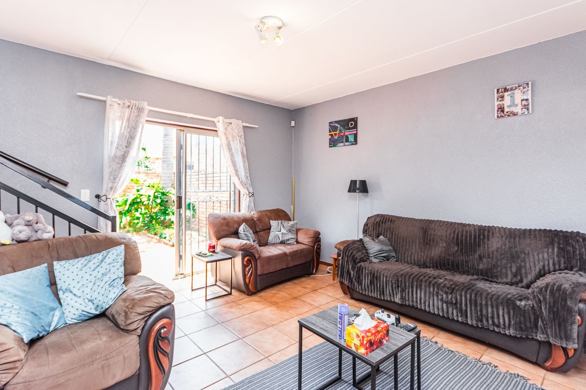 2 Bedroom Duplex for sale in die Hoewes - Photo 3