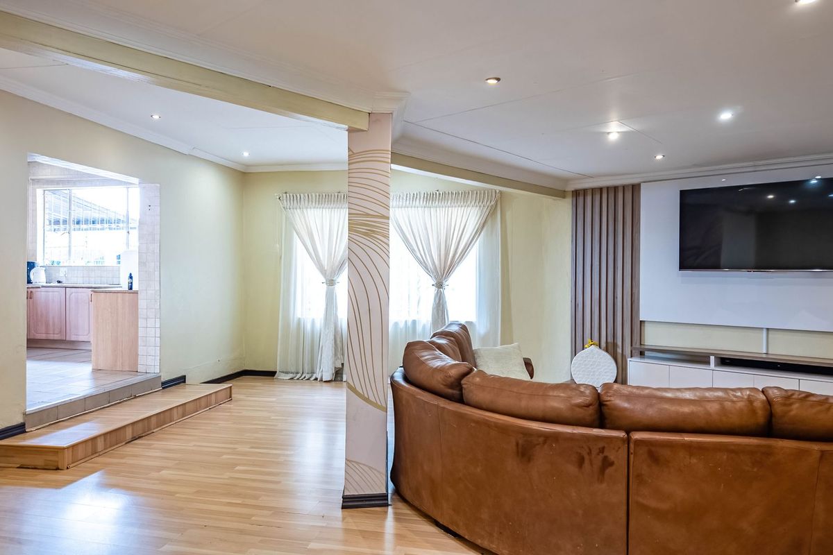 MORE THAN MEETS THE EYE! - Photo 3