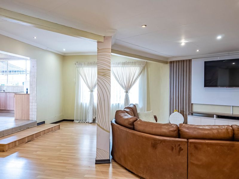 MORE THAN MEETS THE EYE! - Photo 3