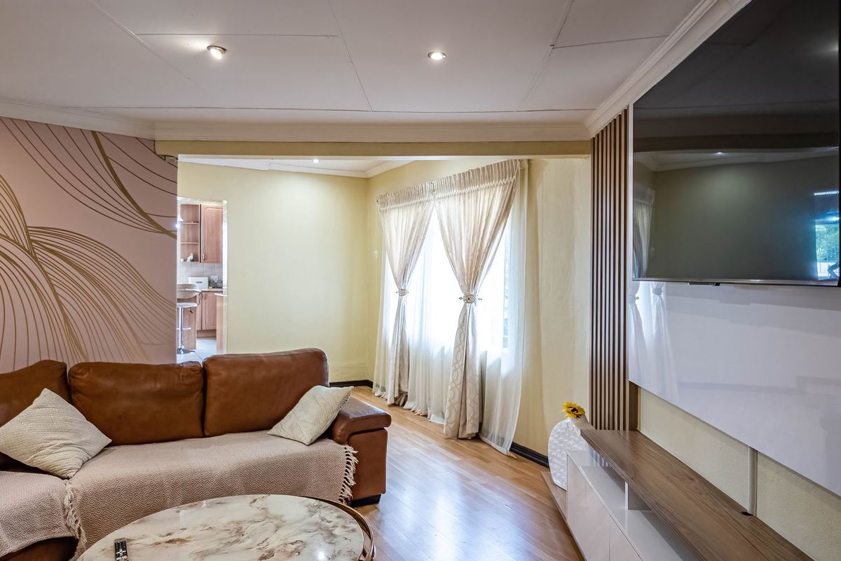 MORE THAN MEETS THE EYE! - Photo 2