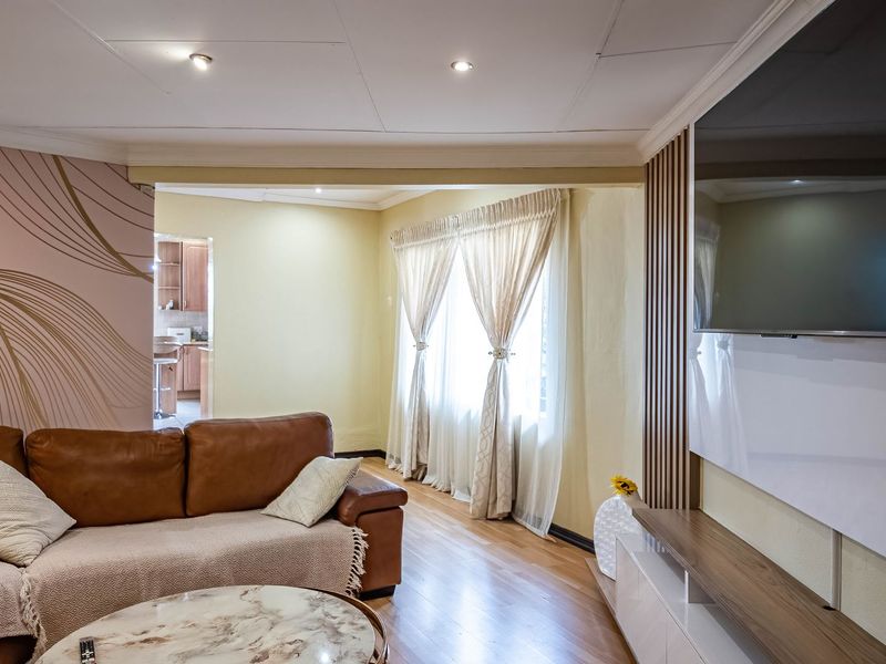 MORE THAN MEETS THE EYE! - Photo 2