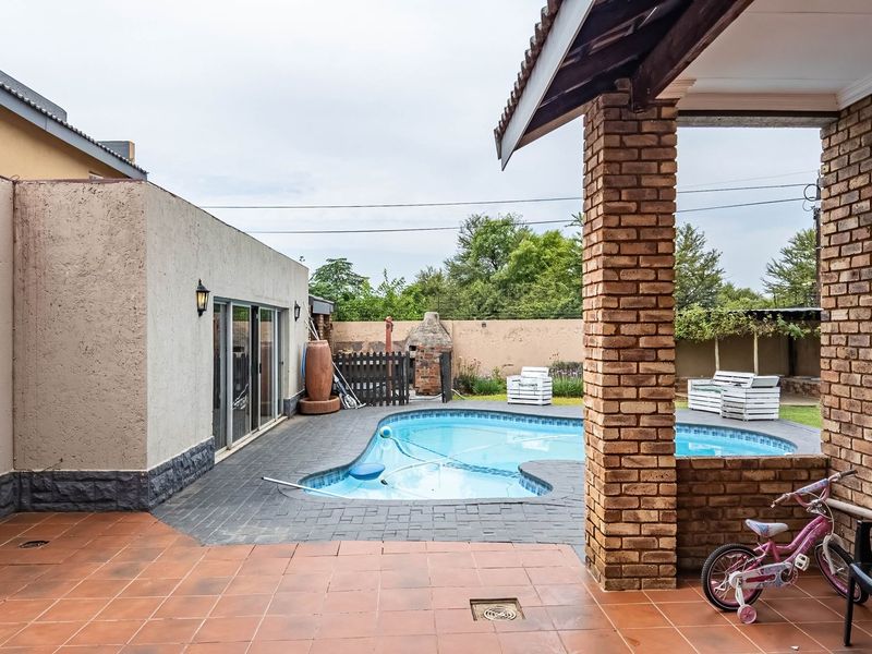 MORE THAN MEETS THE EYE! - Photo 10