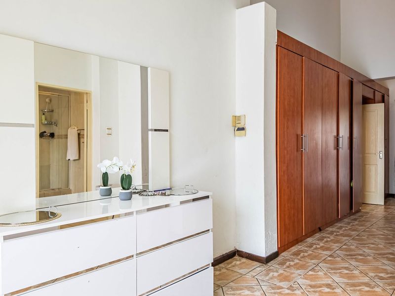 MORE THAN MEETS THE EYE! - Photo 7