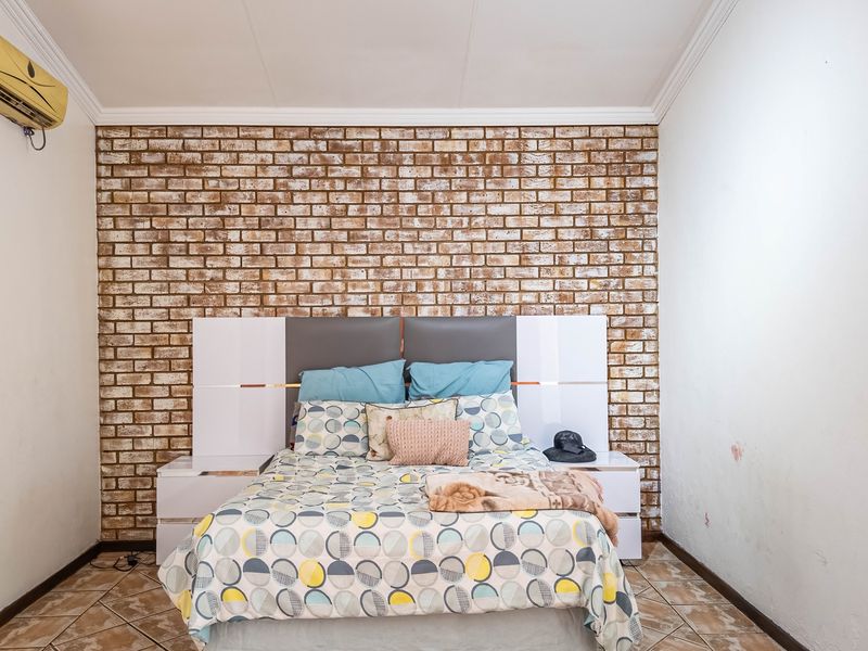 MORE THAN MEETS THE EYE! - Photo 6