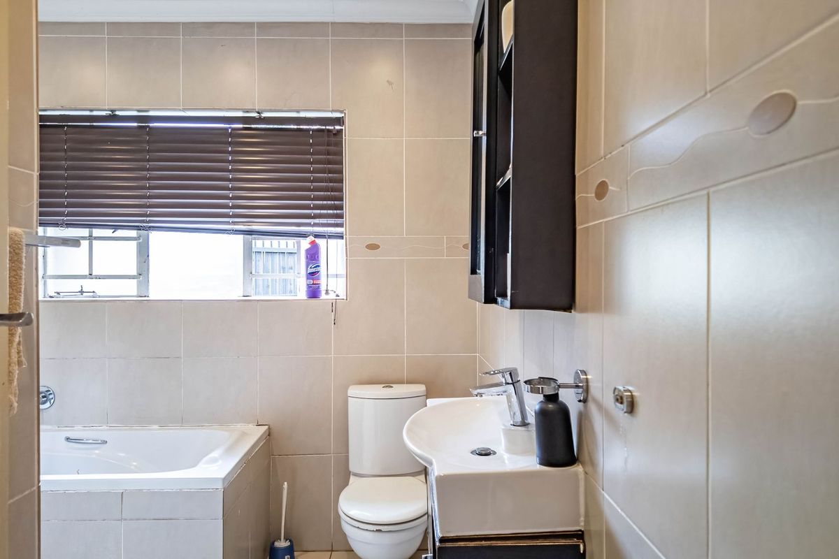 MORE THAN MEETS THE EYE! - Photo 5