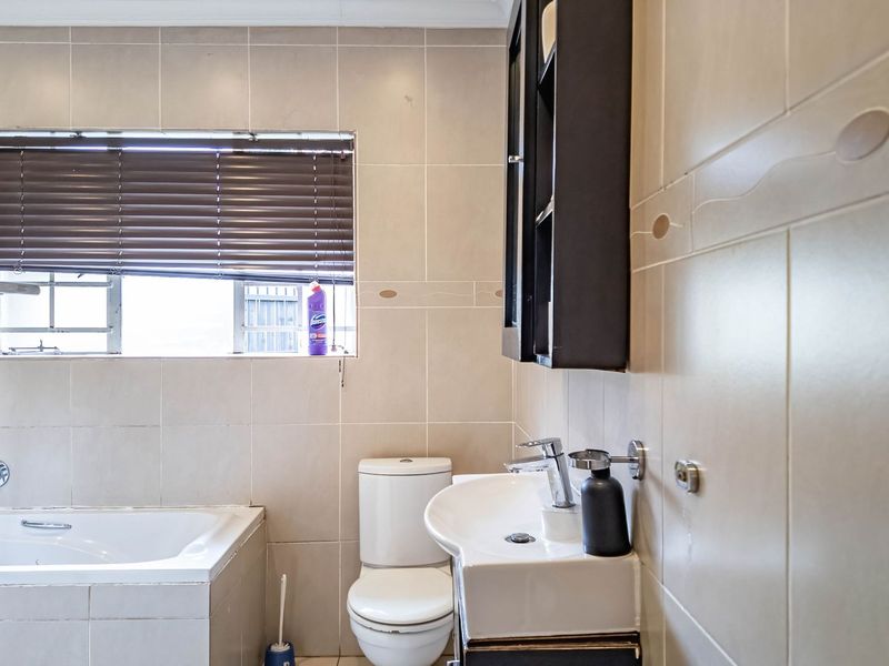 MORE THAN MEETS THE EYE! - Photo 5