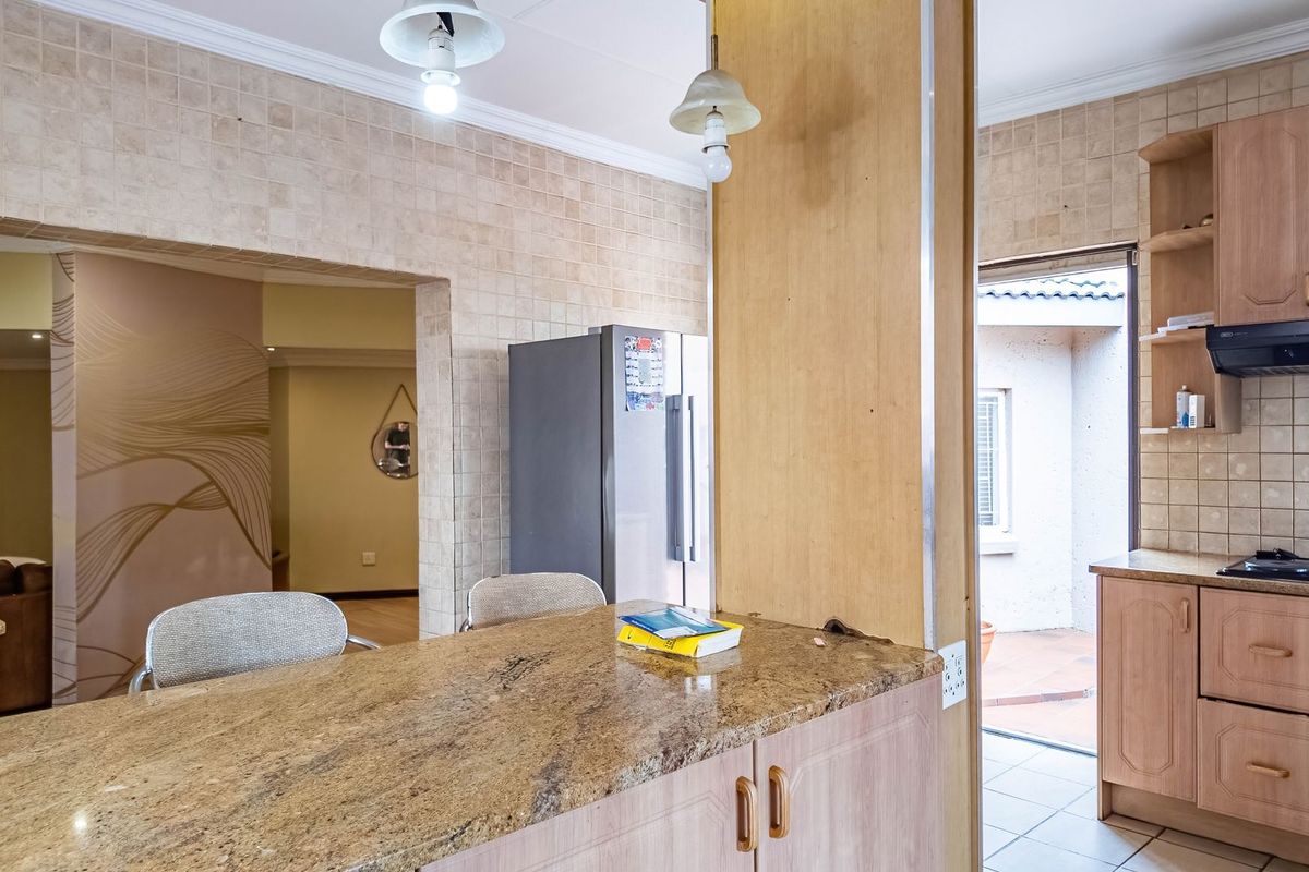 MORE THAN MEETS THE EYE! - Photo 4