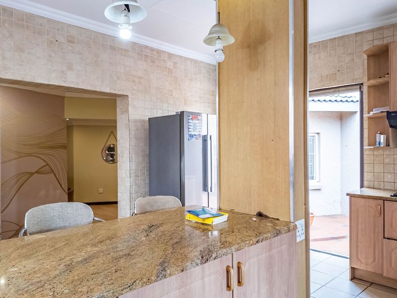 MORE THAN MEETS THE EYE! - Photo 4