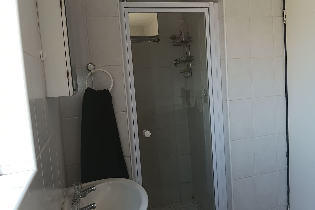 Modern 2 Bedroom Apartment with Open Plan  Living - Photo 3