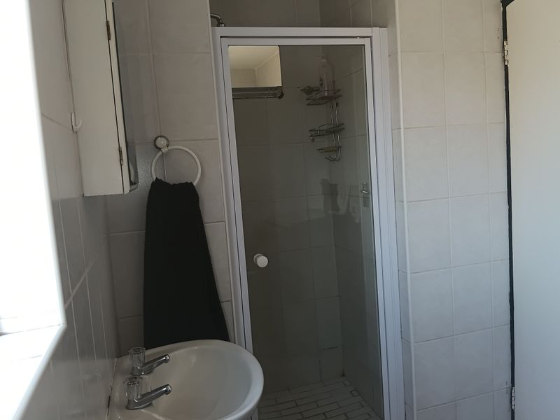 Modern 2 Bedroom Apartment with Open Plan  Living - Photo 3