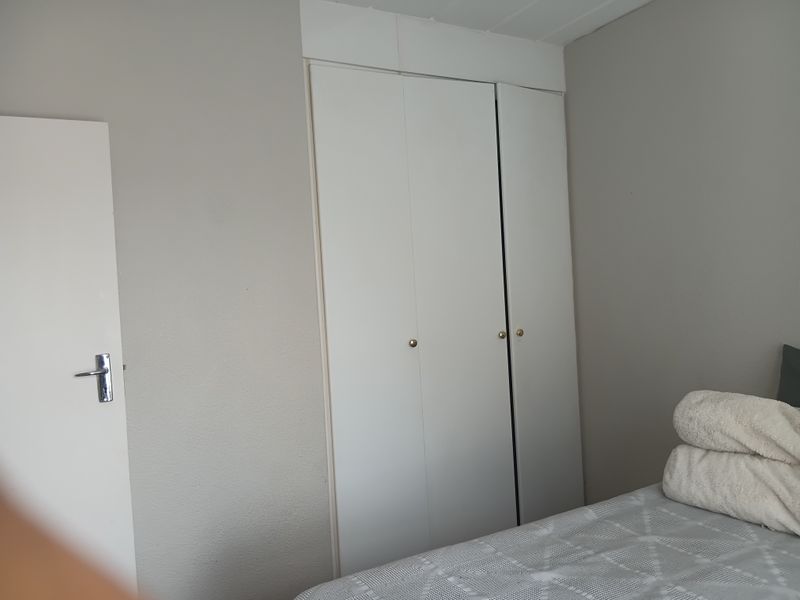 Modern 2 Bedroom Apartment with Open Plan  Living - Photo 6