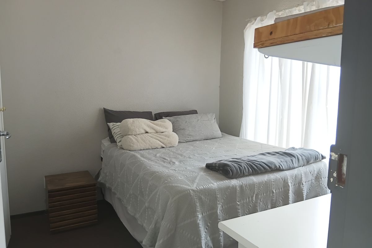 Modern 2 Bedroom Apartment with Open Plan  Living - Photo 5