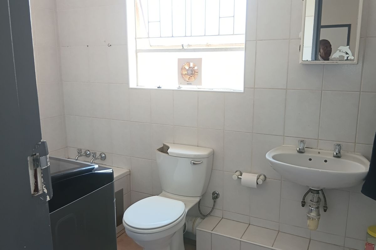 Modern 2 Bedroom Apartment with Open Plan  Living - Photo 4