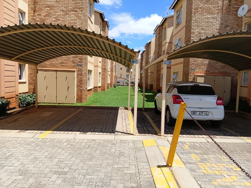 Modern 2 Bedroom Apartment with Open Plan  Living - Photo 8