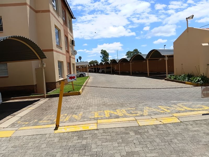 Modern 2 Bedroom Apartment with Open Plan  Living - Photo 10