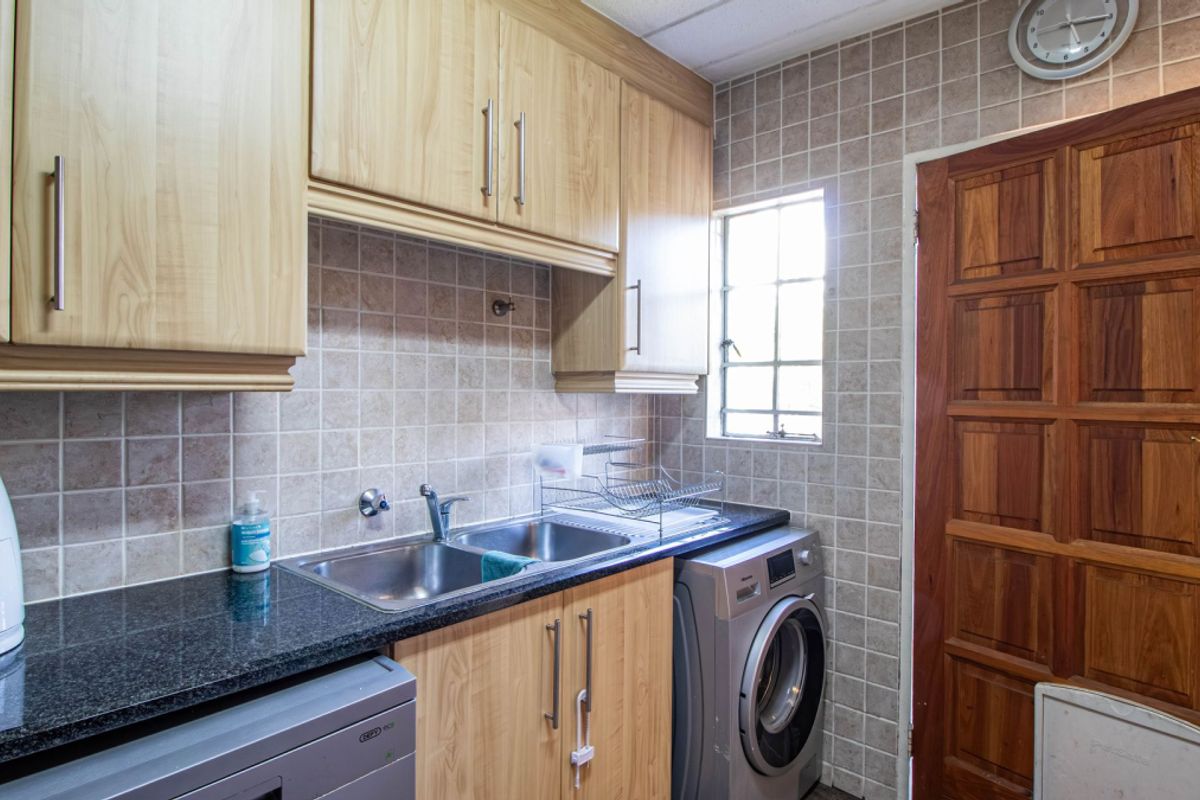 Spacious and Neat 126m2 Three-Bedroom Duplex with Private Garden - Photo 5