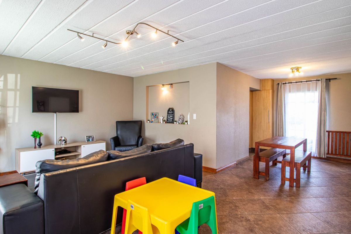 Spacious and Neat 126m2 Three-Bedroom Duplex with Private Garden - Photo 2