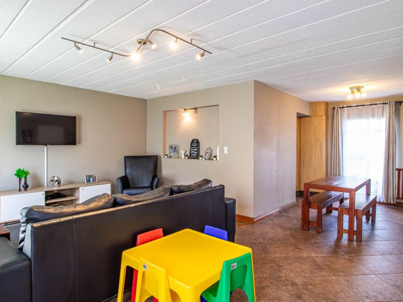 Spacious and Neat 126m2 Three-Bedroom Duplex with Private Garden - Photo 2