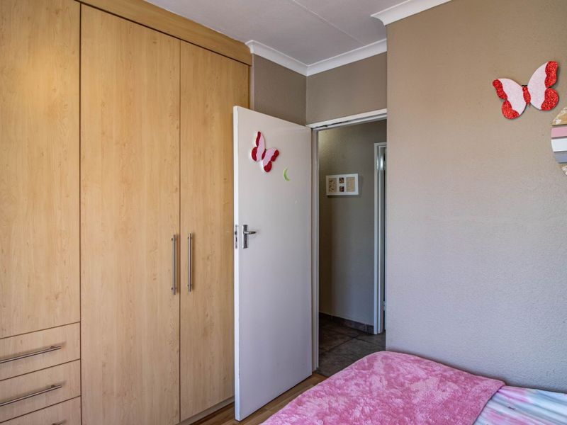 Spacious and Neat 126m2 Three-Bedroom Duplex with Private Garden - Photo 10