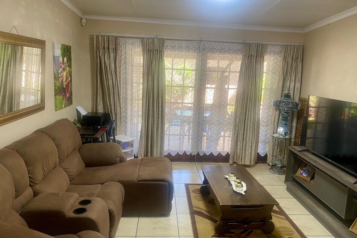 Elegant 3-Bedroom Home in Exclusive Secure Complex – Rustenburg - Photo 4