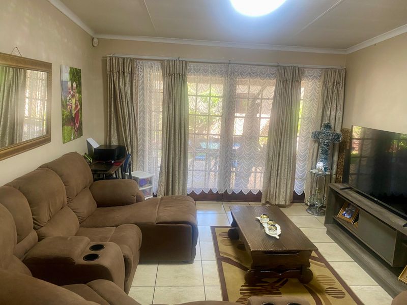 Elegant 3-Bedroom Home in Exclusive Secure Complex – Rustenburg - Photo 4