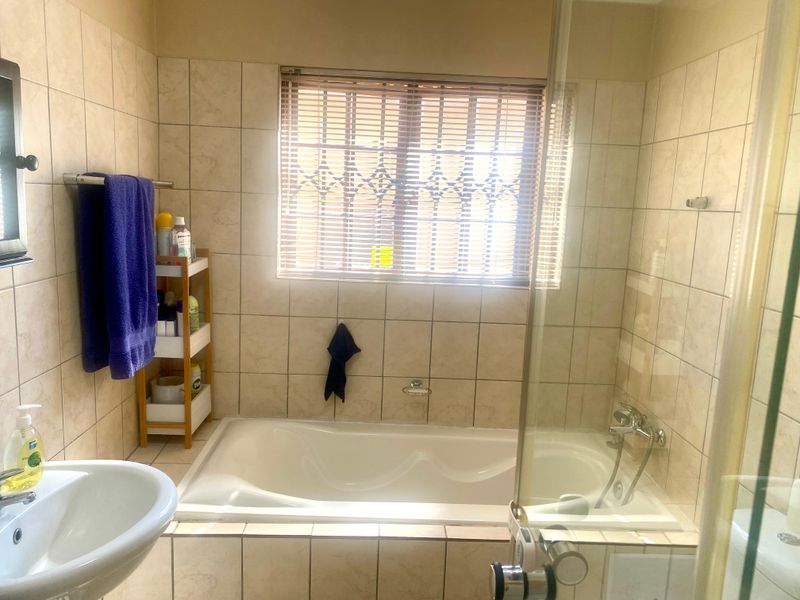 Elegant 3-Bedroom Home in Exclusive Secure Complex – Rustenburg - Photo 9