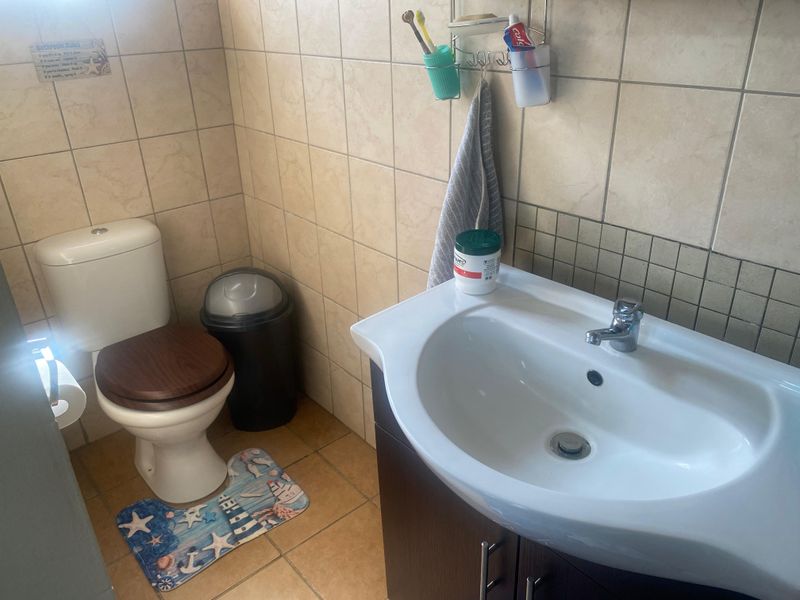 Elegant 3-Bedroom Home in Exclusive Secure Complex – Rustenburg - Photo 8