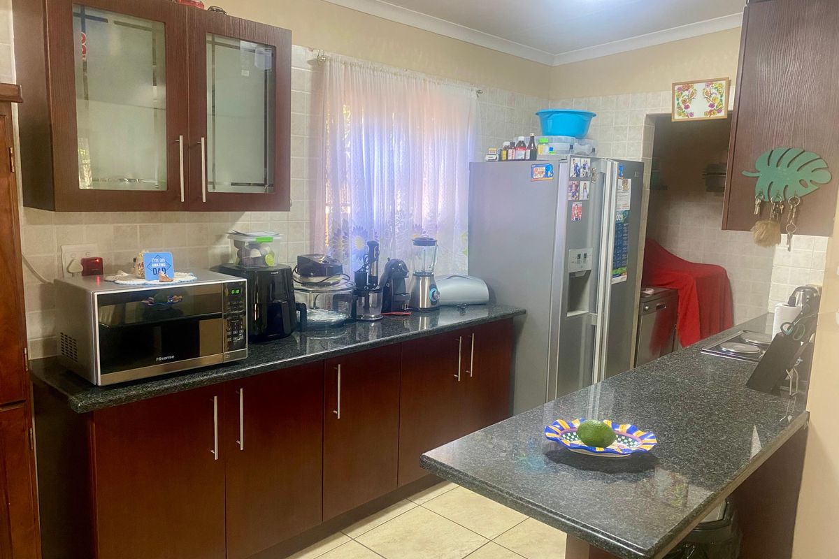 Elegant 3-Bedroom Home in Exclusive Secure Complex – Rustenburg - Photo 2