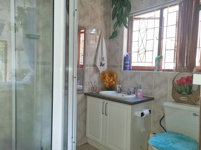 Spacious Family Home with Loft - Photo 8