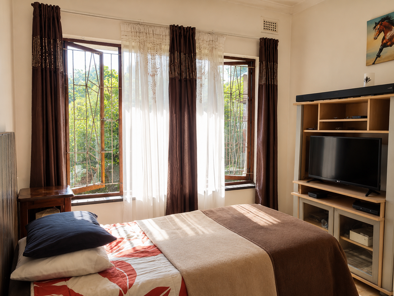 Spacious Family Home with Loft - Photo 9