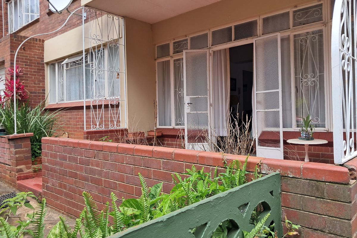 Neat and Spacious One-Bedroom Simplex - Photo 2