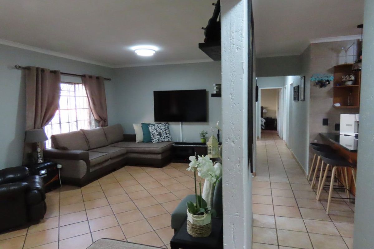 Modern upstairs 3 bedroom Townhouse in Glen Marais - Photo 5