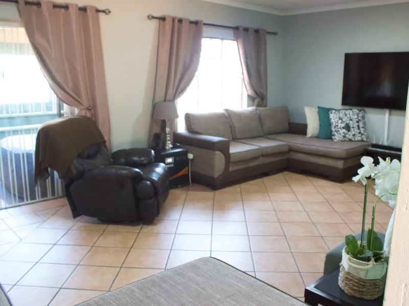 Modern upstairs 3 bedroom Townhouse in Glen Marais - Photo 7