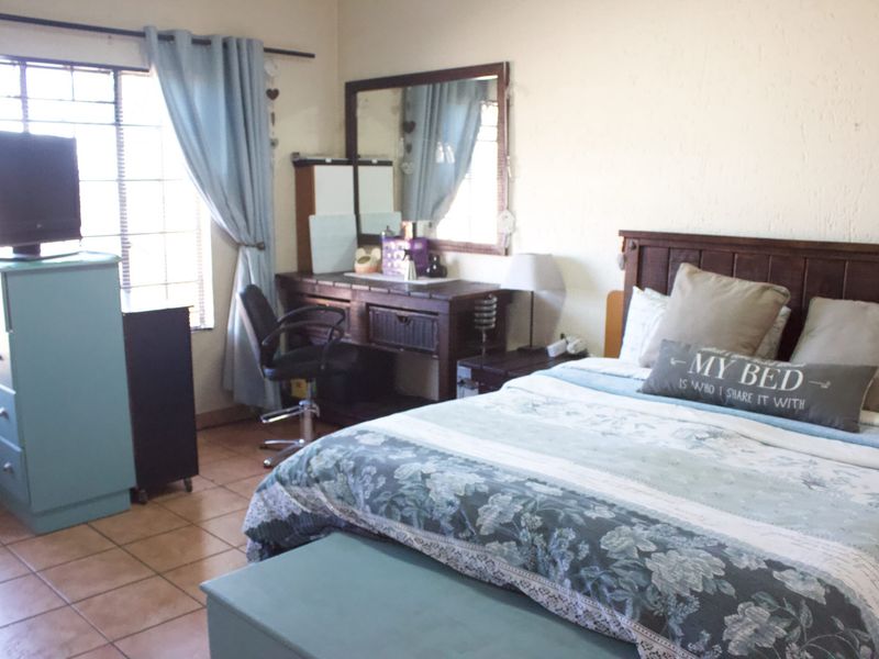 Modern upstairs 3 bedroom Townhouse in Glen Marais - Photo 8