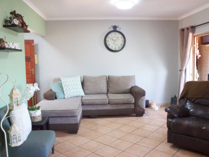 Modern upstairs 3 bedroom Townhouse in Glen Marais - Photo 2