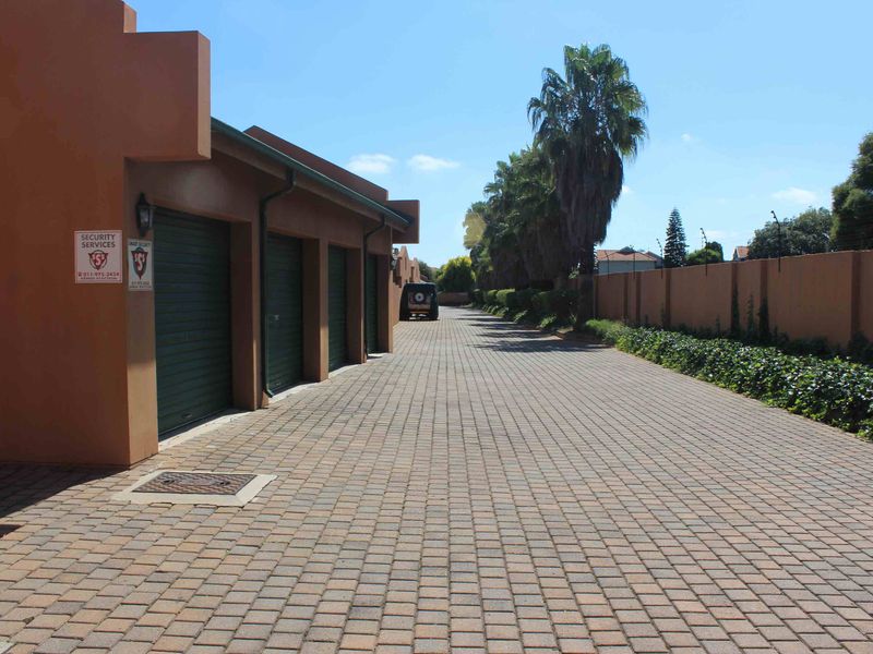 Modern upstairs 3 bedroom Townhouse in Glen Marais - Photo 2