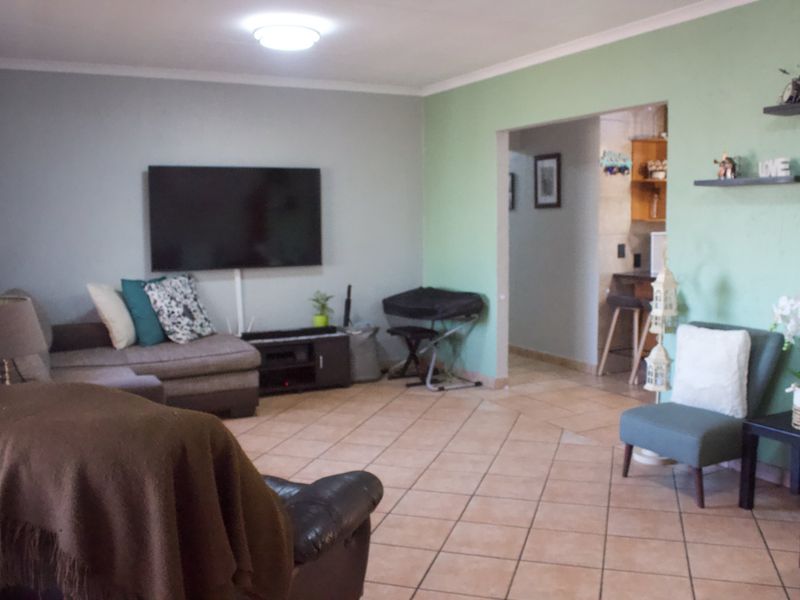 Modern upstairs 3 bedroom Townhouse in Glen Marais - Photo 3