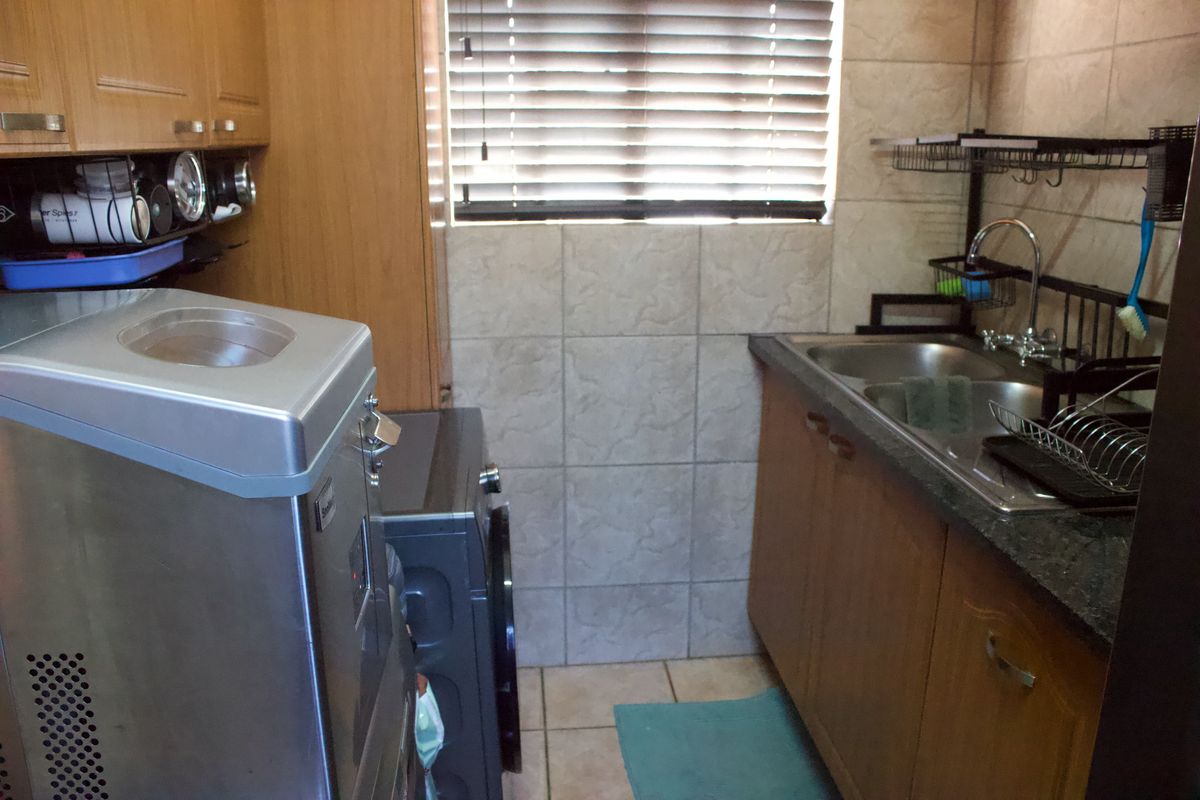 Modern upstairs 3 bedroom Townhouse in Glen Marais - Photo 4