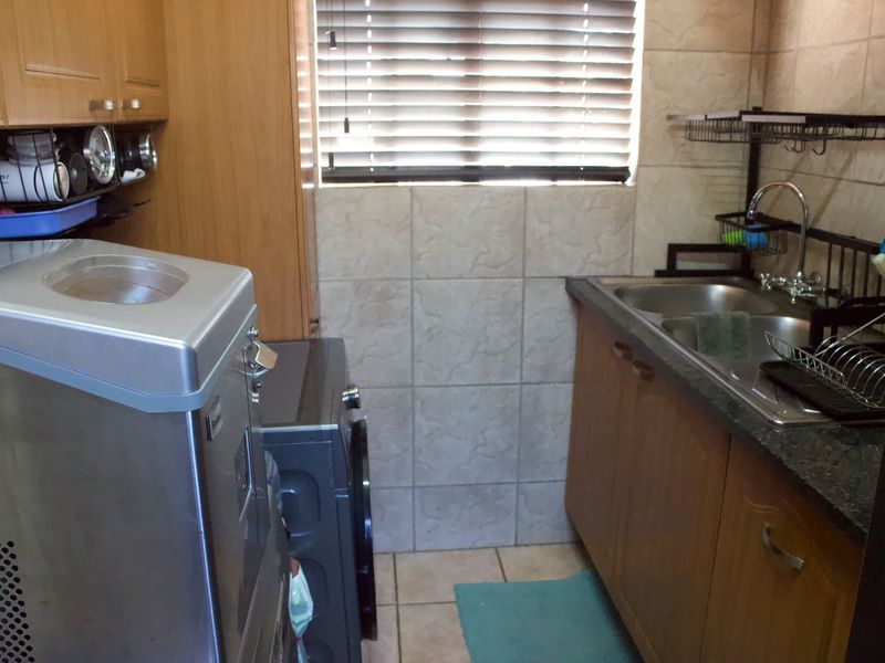 Modern upstairs 3 bedroom Townhouse in Glen Marais - Photo 4