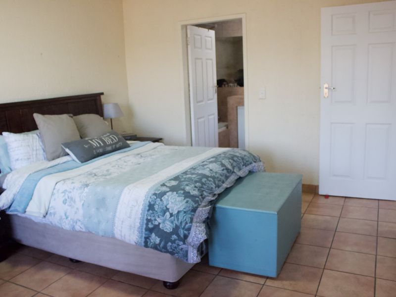 Modern upstairs 3 bedroom Townhouse in Glen Marais - Photo 10