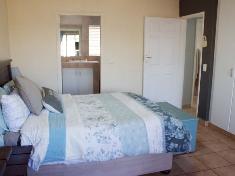 Modern upstairs 3 bedroom Townhouse in Glen Marais - Photo 9