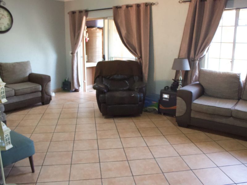 Modern upstairs 3 bedroom Townhouse in Glen Marais - Photo 6