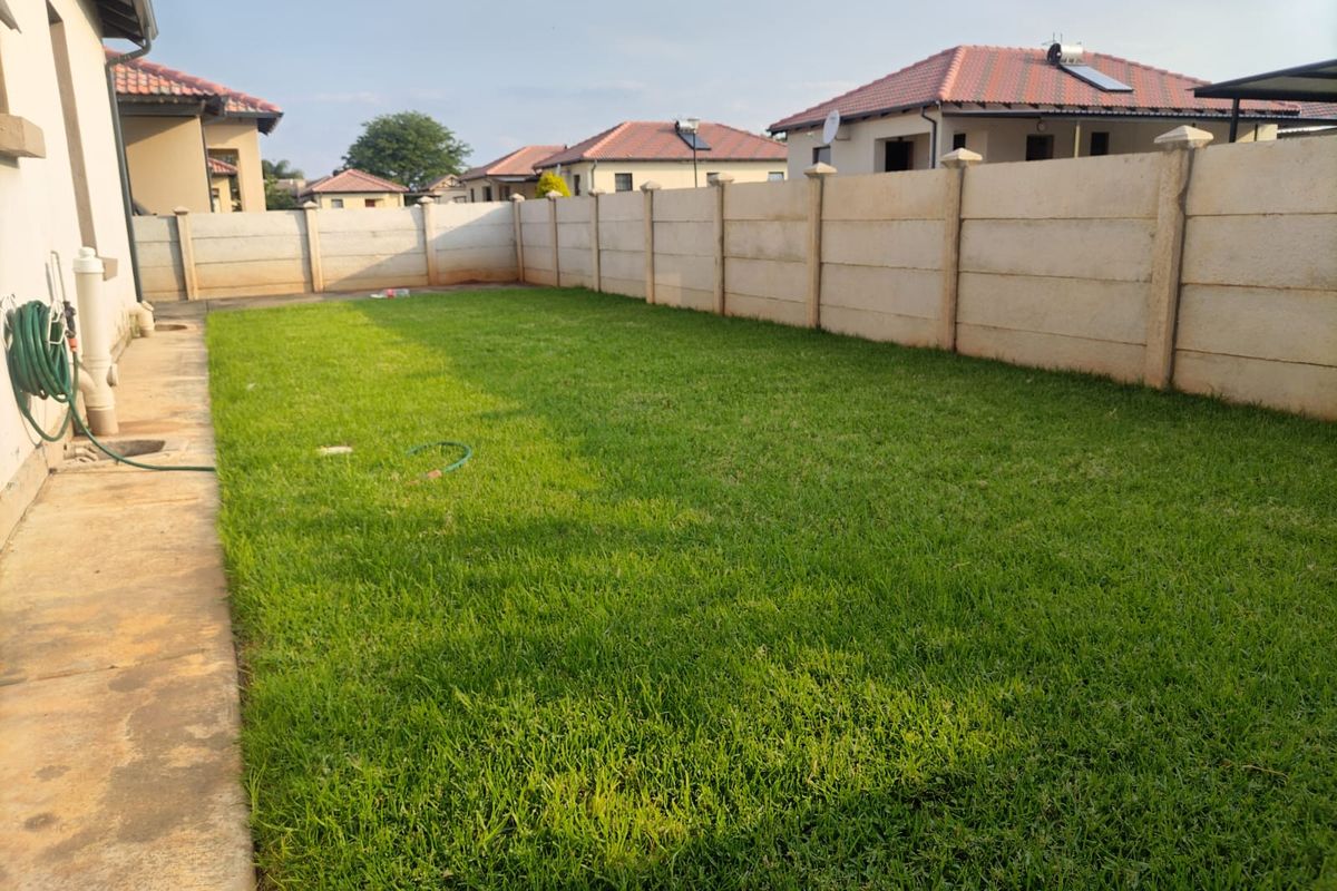 Modern 3-Bedroom Unit in Secure Complex - Photo 2